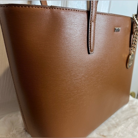 DKNY BRYANT MEDIUM TOTE - Picture 3 of 15
